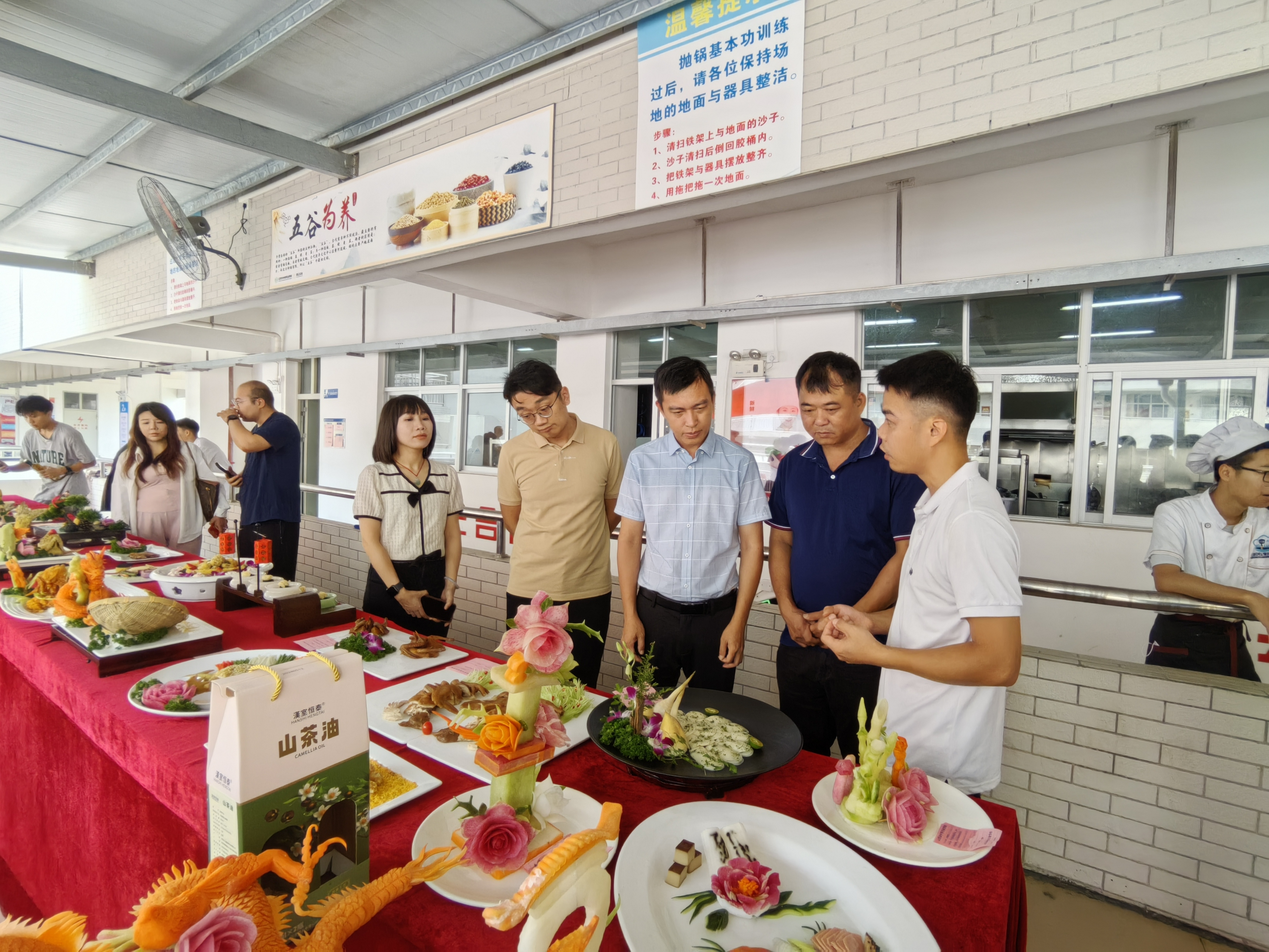 大方鎮(zhèn)鄉(xiāng)村振興人才驛站、漢室恒泰生態(tài)農(nóng)業(yè)有限公司、云浮市中等專業(yè)學(xué)校聯(lián)合舉辦“漢室恒泰杯”山茶油中餐熱菜競賽.jpg