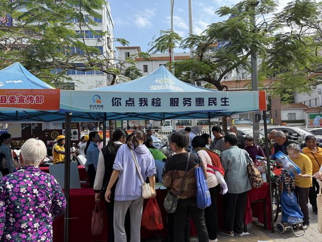 3.15【關(guān)注“3.15”共筑滿意消費(fèi)】 郁南縣市場(chǎng)監(jiān)督管理局開(kāi)展“你點(diǎn)我檢 服務(wù)惠民生”暨“百姓點(diǎn)檢日”活動(dòng)照片1.jpg