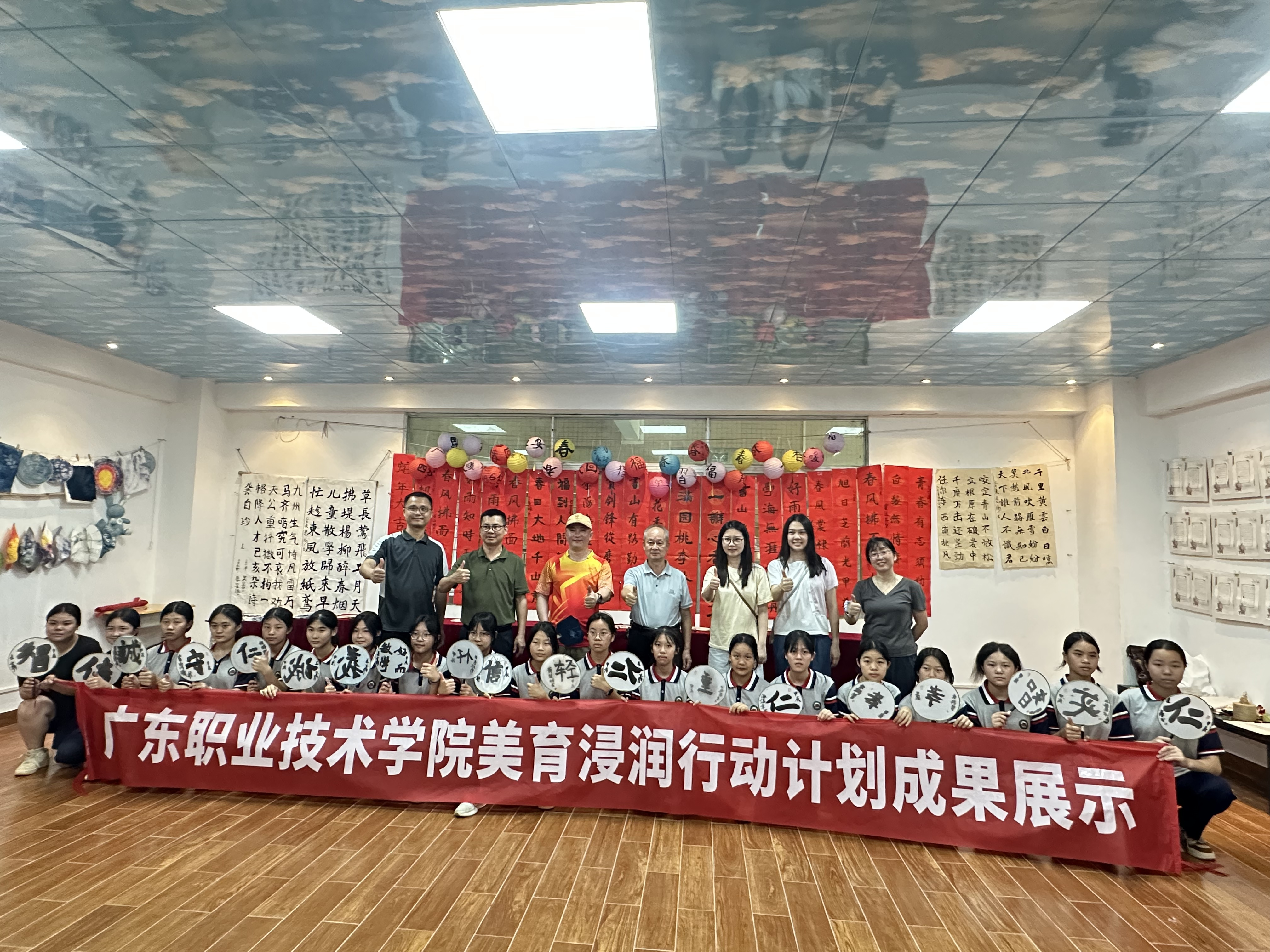 傳統(tǒng)非遺潤心靈 筆墨丹青書未來——廣東職業(yè)技術(shù)學(xué)院到建城中學(xué)開展2025年春季“美育浸潤計劃”活動1.png