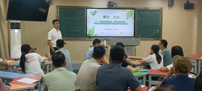 “融”鄉(xiāng)土之韻 “育”思政之花——云浮市初中思政課優(yōu)秀教學(xué)課例展示(郁南場(chǎng)次)暨鄉(xiāng)士資源融入教學(xué)專題培訓(xùn)活動(dòng)圓滿舉行7.png