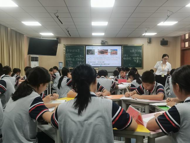 “融”鄉(xiāng)土之韻 “育”思政之花——云浮市初中思政課優(yōu)秀教學(xué)課例展示(郁南場(chǎng)次)暨鄉(xiāng)士資源融入教學(xué)專題培訓(xùn)活動(dòng)圓滿舉行3.png