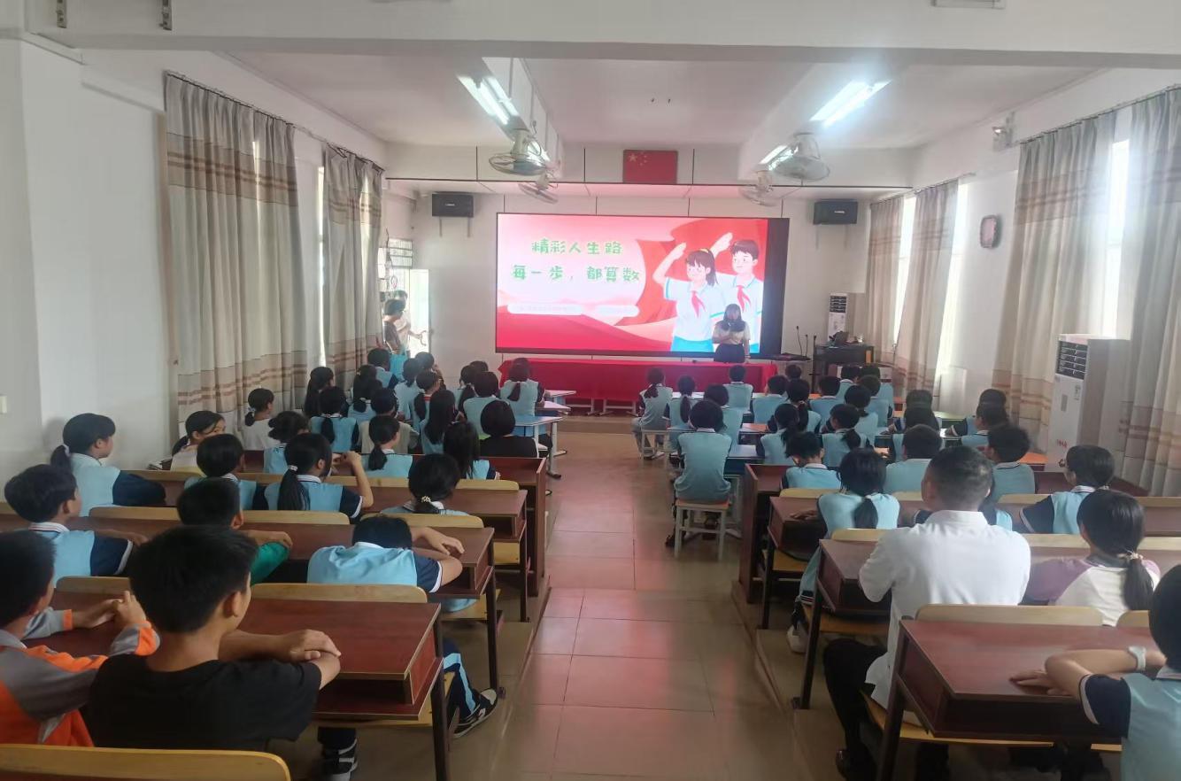 精彩人生路每一步，都算數(shù)——河口鎮(zhèn)政府主要領(lǐng)導(dǎo)到河口鎮(zhèn)中心小學(xué)上思政課1.png