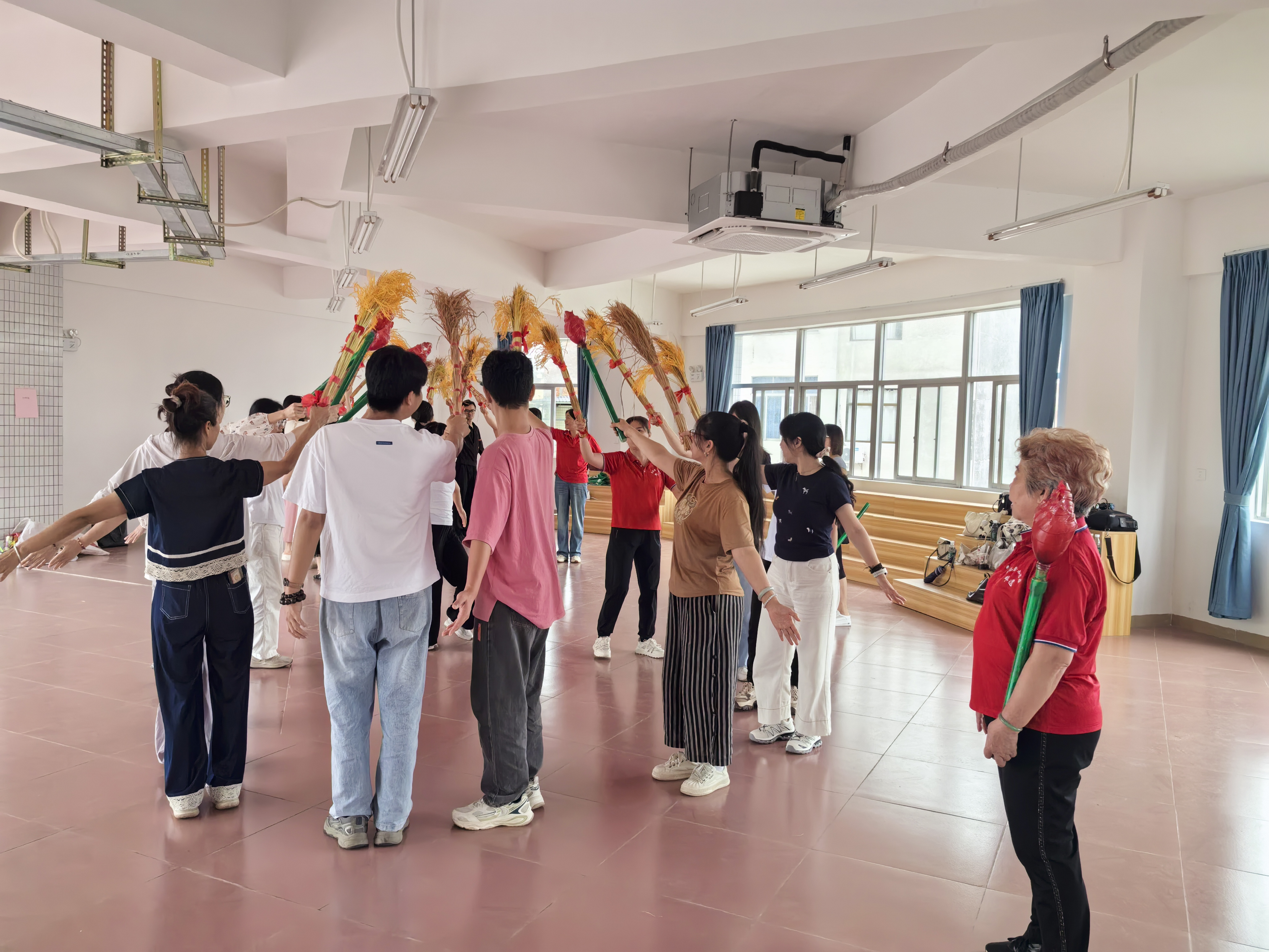 縣教育局、縣文化廣電旅游體育局聯(lián)合舉辦非遺禾樓舞傳承培訓班5.png