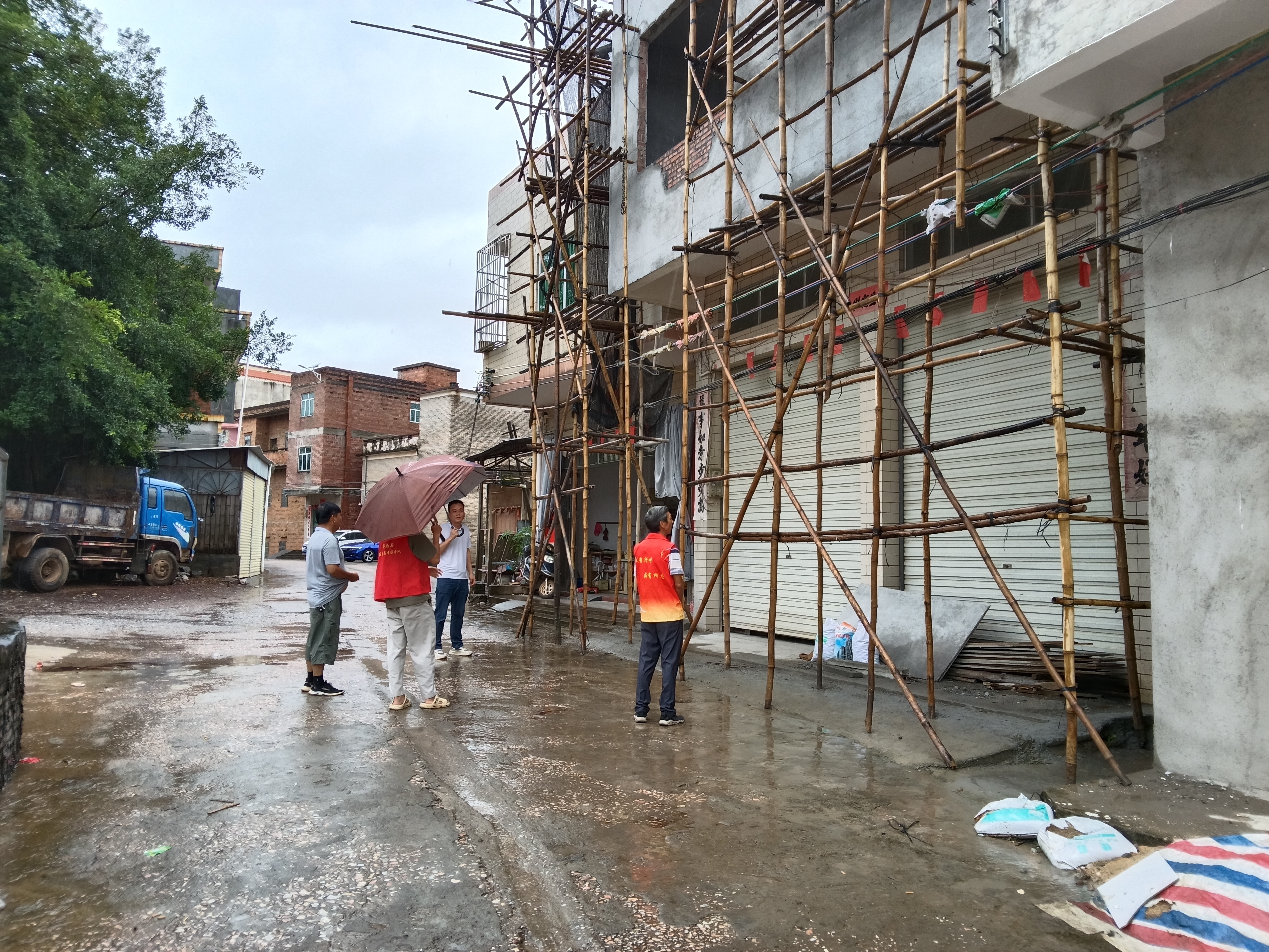 9月8日下午，南龍村委巡查建筑風險點.jpg