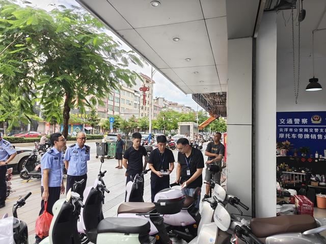 9.29,郁南縣市場(chǎng)監(jiān)督管理局開(kāi)展中秋國(guó)慶節(jié)前專(zhuān)項(xiàng)檢查 凈化節(jié)日市場(chǎng)環(huán)境照片1.jpg