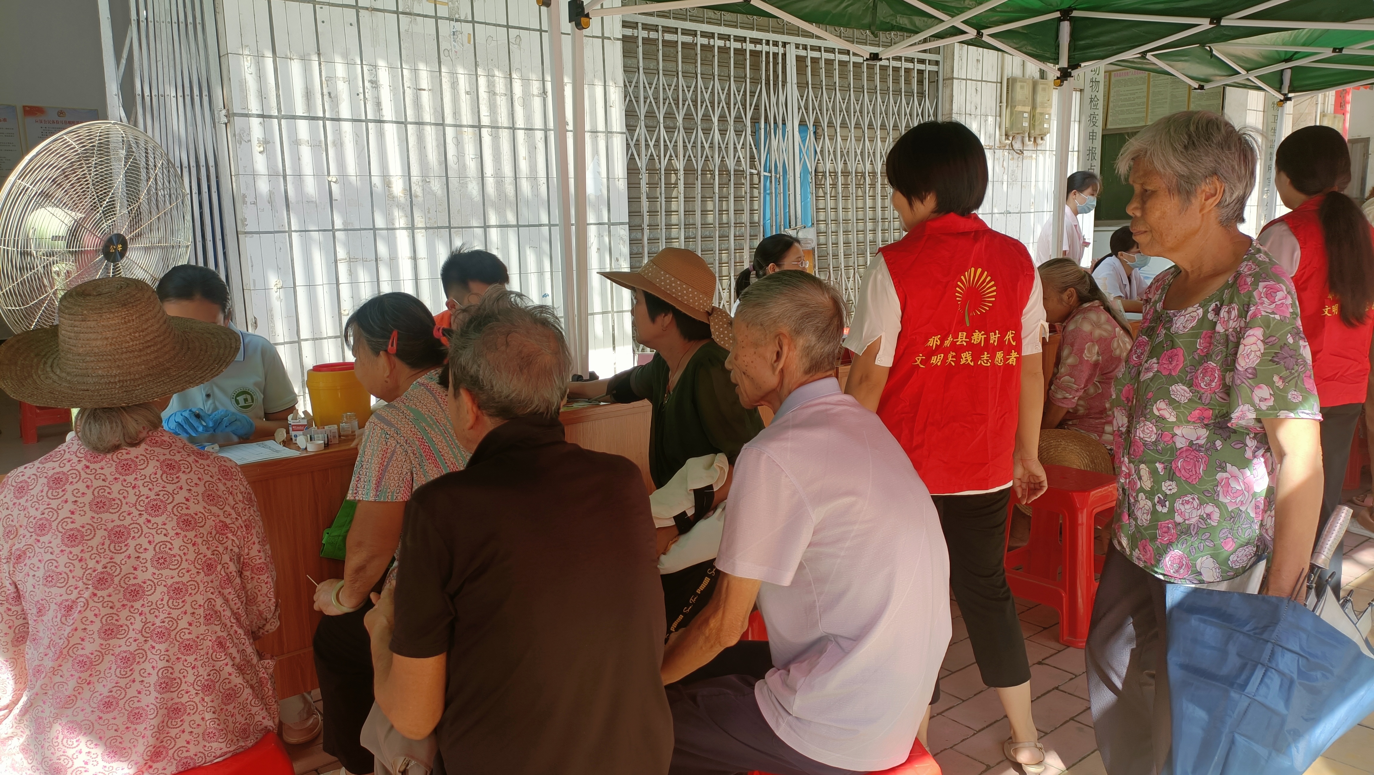 市政協(xié)機(jī)關(guān)牽頭組織市婦幼保健院醫(yī)療團(tuán)隊聯(lián)合寶珠鎮(zhèn)衛(wèi)生院到寶珠社區(qū)開展義診活動 (2).jpg