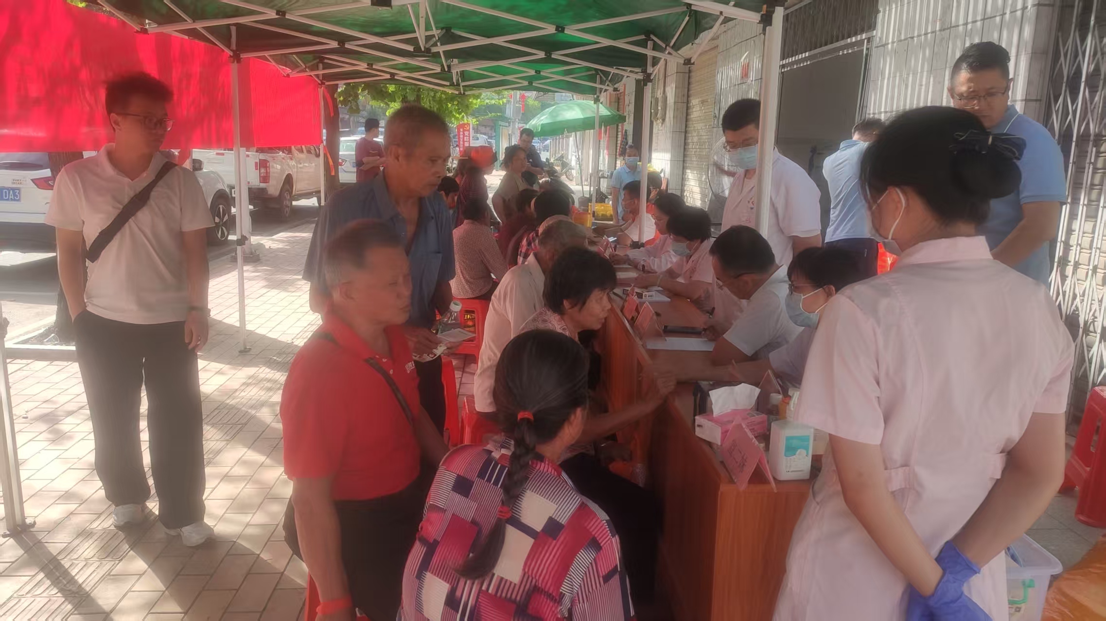 市政協(xié)機(jī)關(guān)牽頭組織市婦幼保健院醫(yī)療團(tuán)隊聯(lián)合寶珠鎮(zhèn)衛(wèi)生院到寶珠社區(qū)開展義診活動 (4).jpg