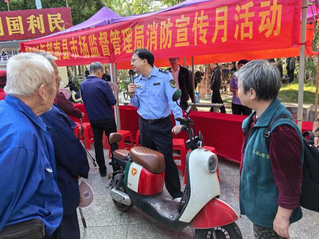 全民消防齊參與 共筑安全“防火墻”——郁南縣市場(chǎng)監(jiān)督管理局組織開展2025年“消防宣傳月”活動(dòng)照片2.jpg