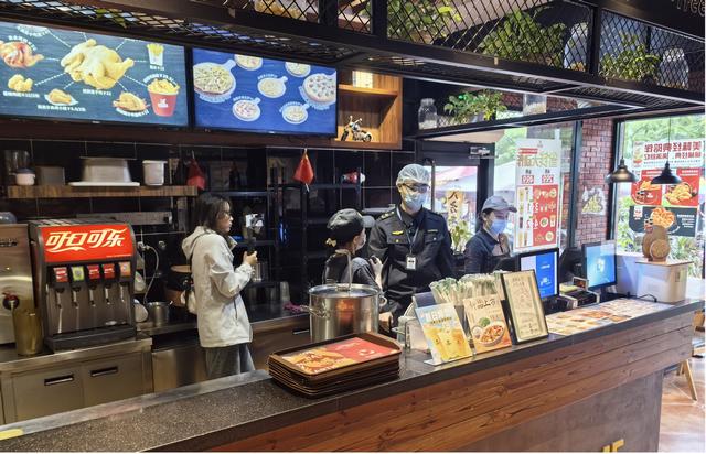 11.26，市、縣聯(lián)動直播“查餐廳” 聚集連鎖餐飲食品安全照片1.jpg