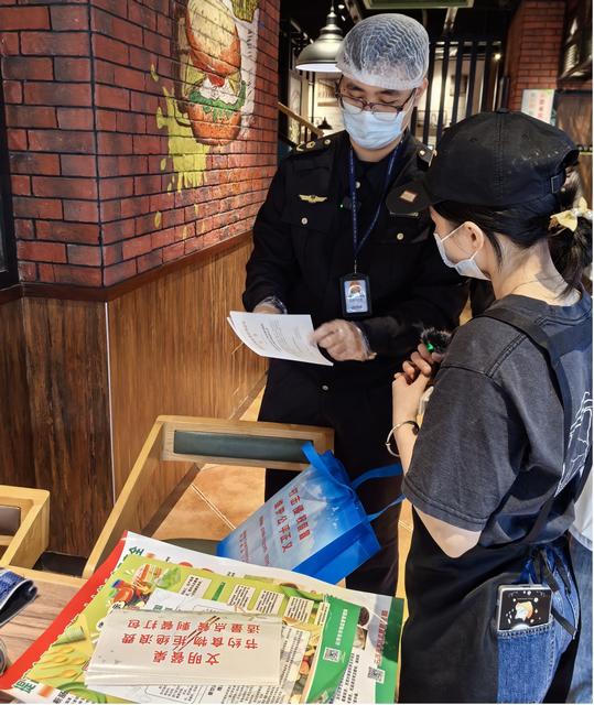 11.26，市、縣聯(lián)動直播“查餐廳” 聚集連鎖餐飲食品安全照片2.jpg